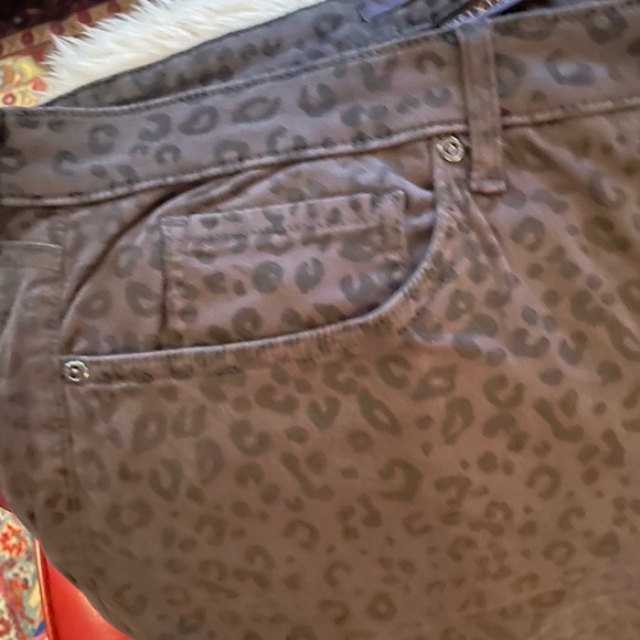 NYDJ Leopard Print Skinny Jeans in Gray Stretch Denim. Size 26W. - Picture 5 of 13